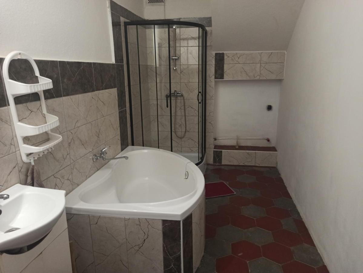 Apartman Menany Екстериор снимка