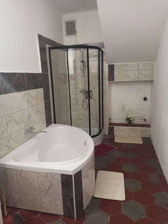 Apartman Menany Екстериор снимка